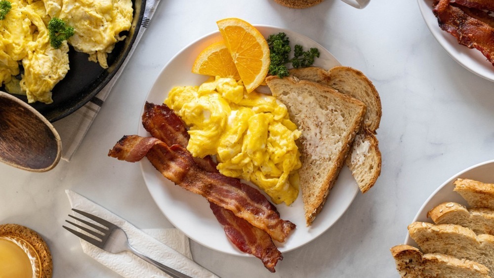 scrambled eggs with toast