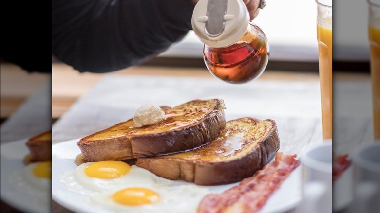 pouring syrup on brioche french toast