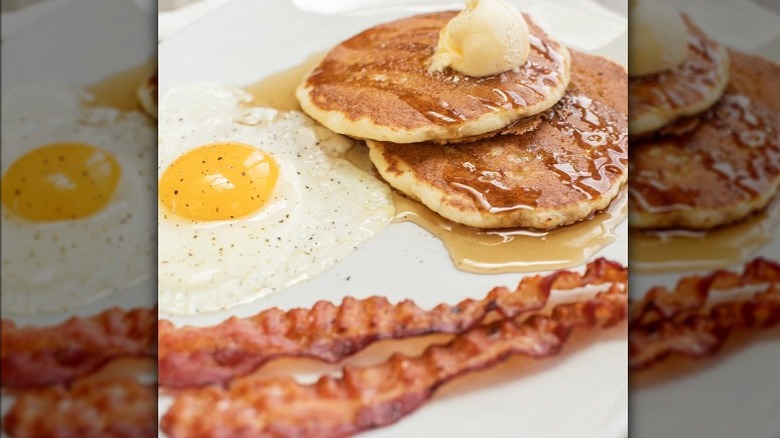 pancakes with bacon and an egg