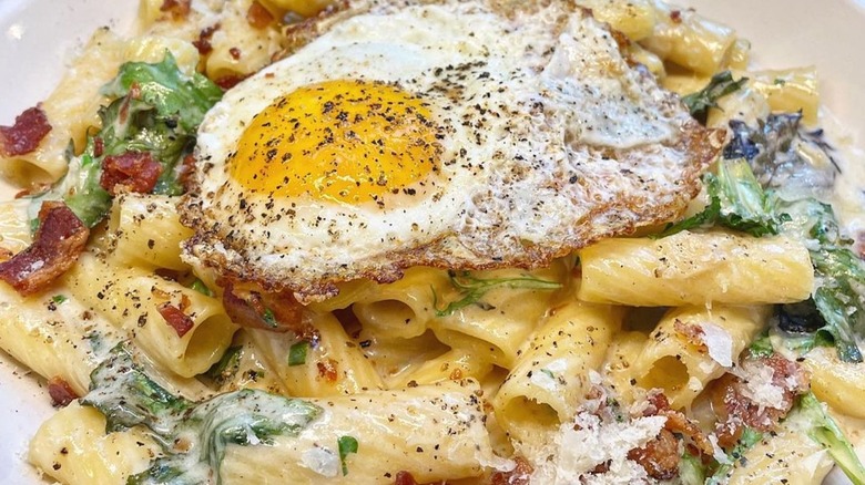 rigatoni with bacon, spinach, pepper, and egg