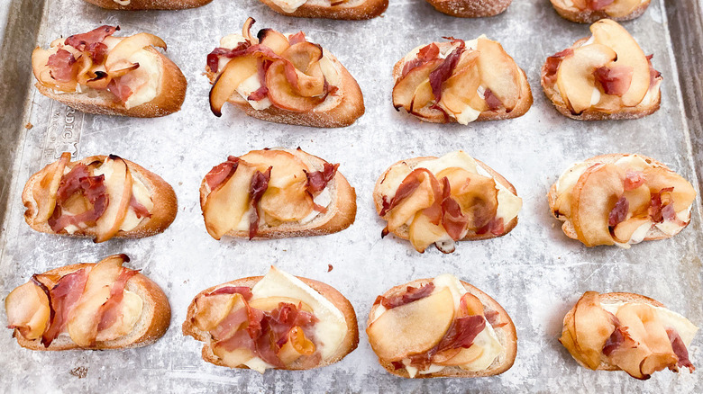 crostini with apple and prosciutto 