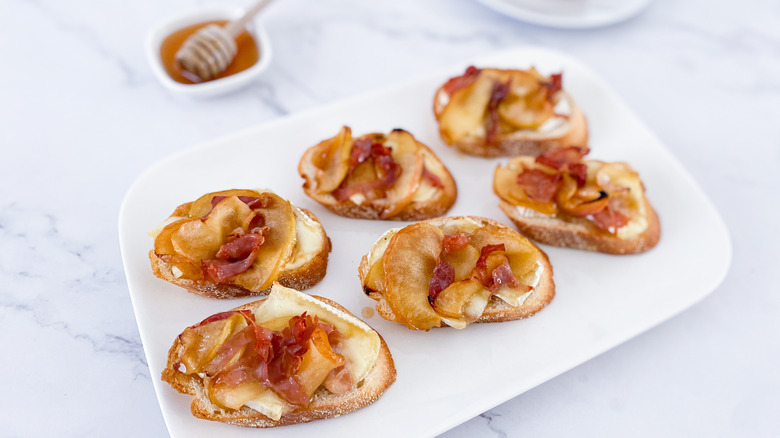 brie apple crostini on plate