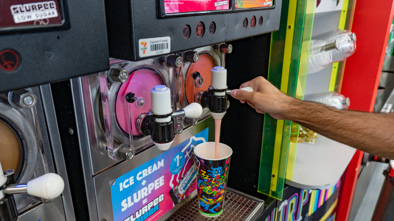 Person filling Slurpee cup