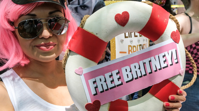Fan holding "free Britney" sign