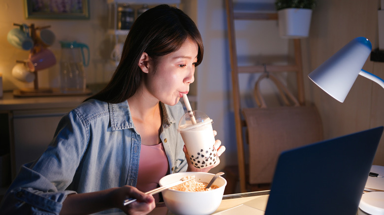 laptop woman drinking bubble tea