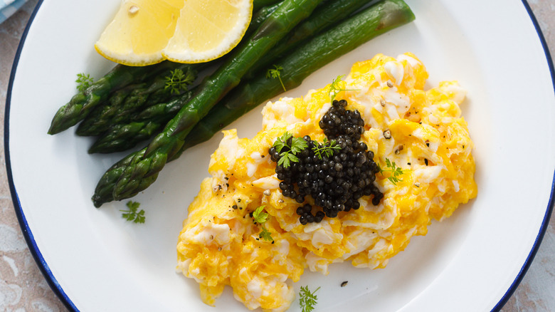 scrambled eggs with caviar 