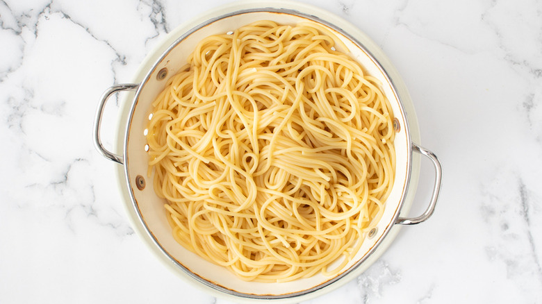 cooked spaghetti in colander