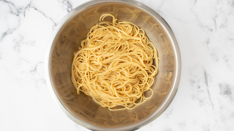 cooked spaghetti in bowl