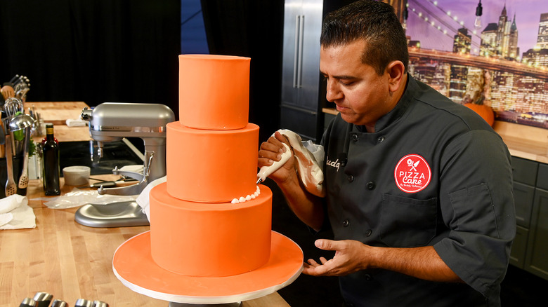 Buddy Valastro decorating a cake