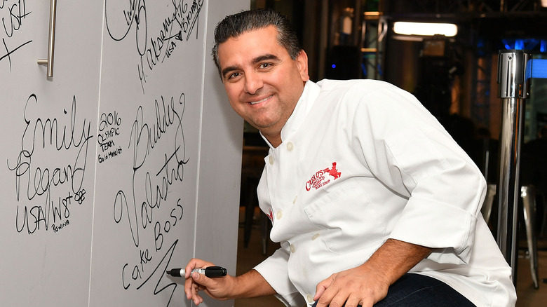 Buddy Valastro signing autographs