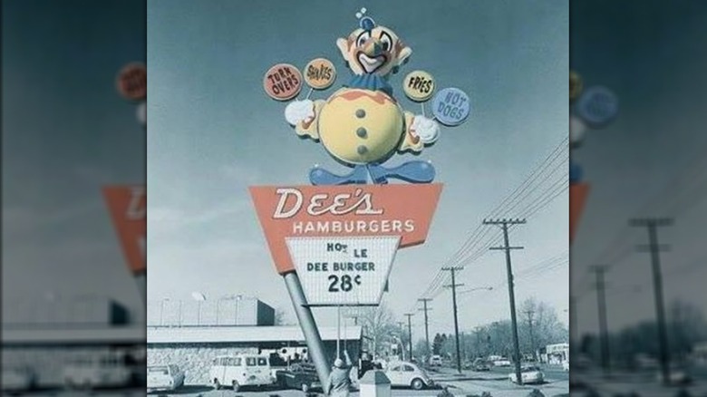 Dee's Hamburgers sign