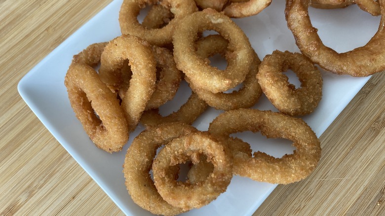 plate of onion rings