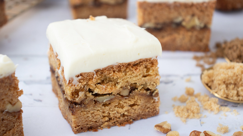 close up cinnamon roll blondie square with walnuts