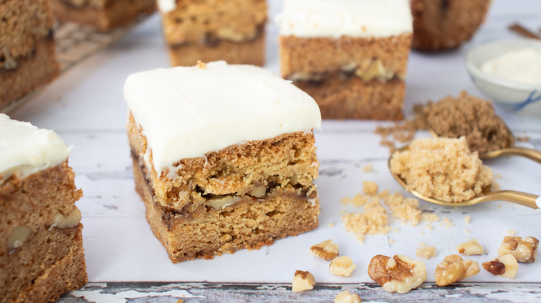 close up cinnamon roll blondie square with walnuts