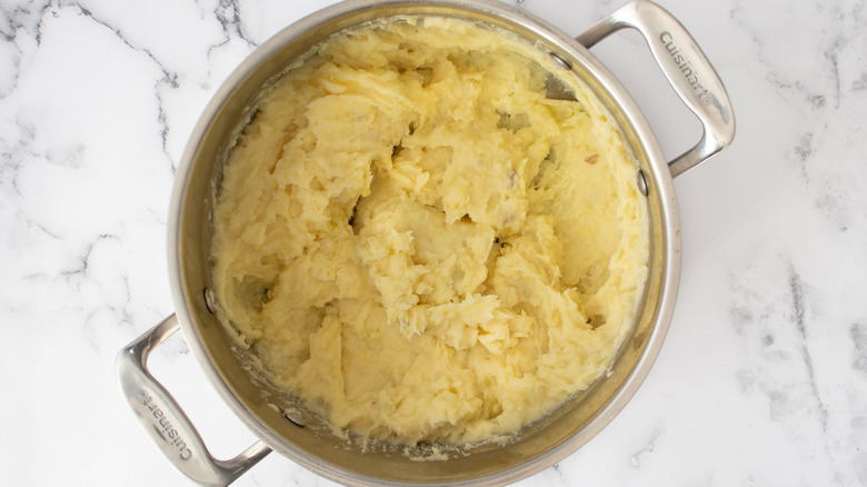 mashed potatoes in pot