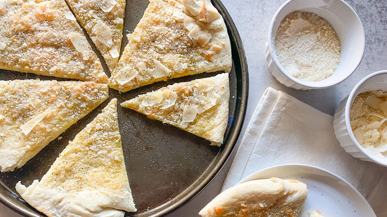 pizza slices on tray 