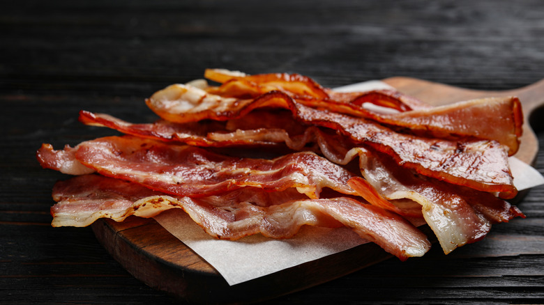 Bacon on paper towel on cutting board