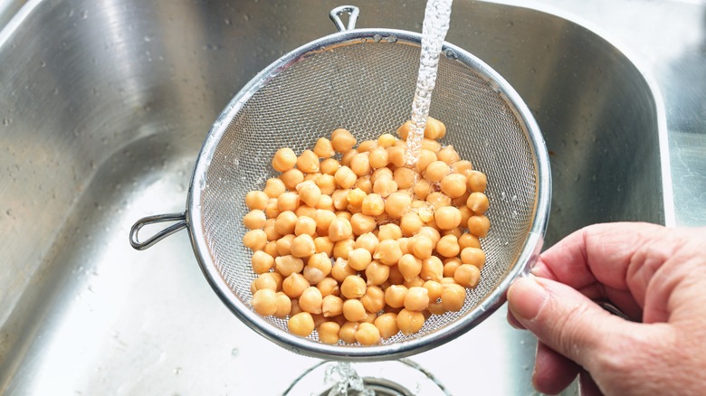 rinsing chick peas