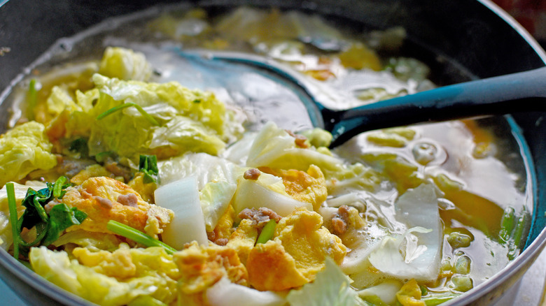 Fried omelet in broth