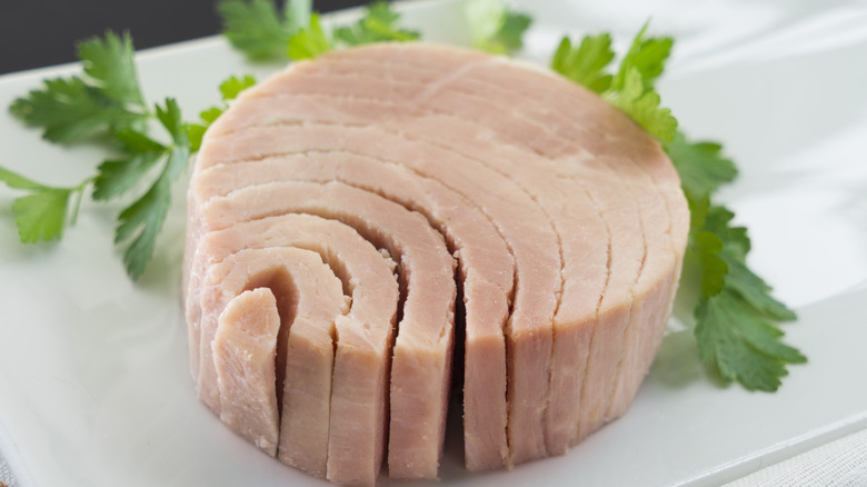 Canned tuna with green salad