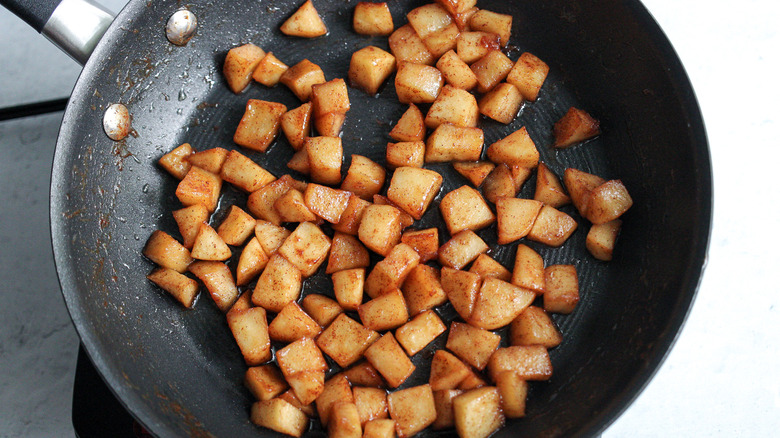 apples in pan cooking