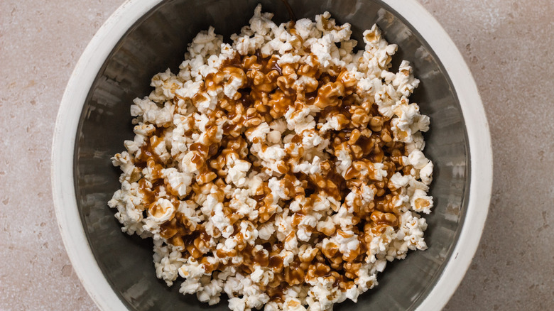 popcorn and caramel in bowl 