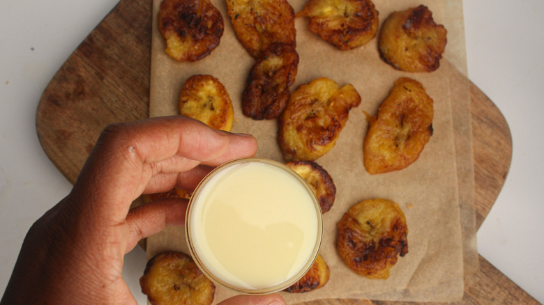 drizzling condensed milk on plantains