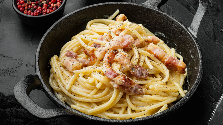 Close-up of spaghetti carbonara with pepper