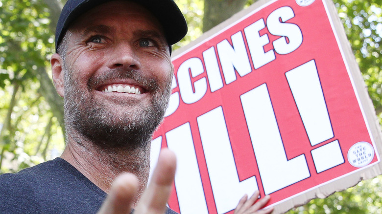 Pete Evans at anti-vaccine rally