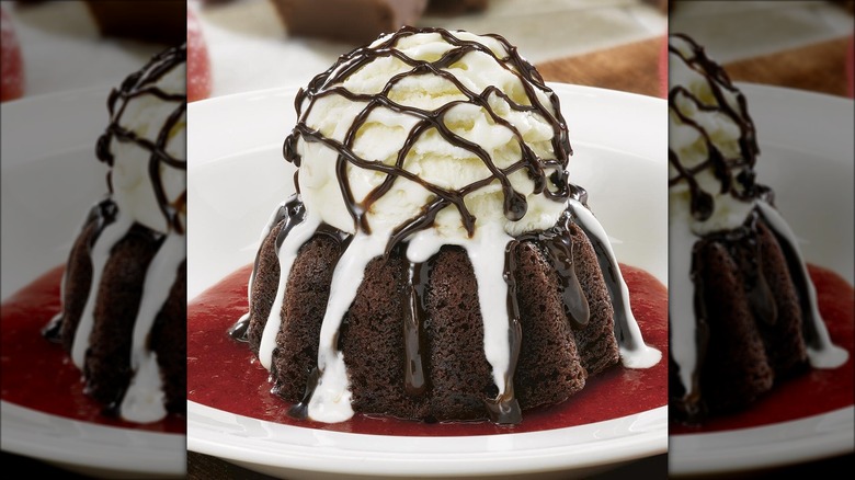 Gooey Chocolate Brownie Cake at Red Robin