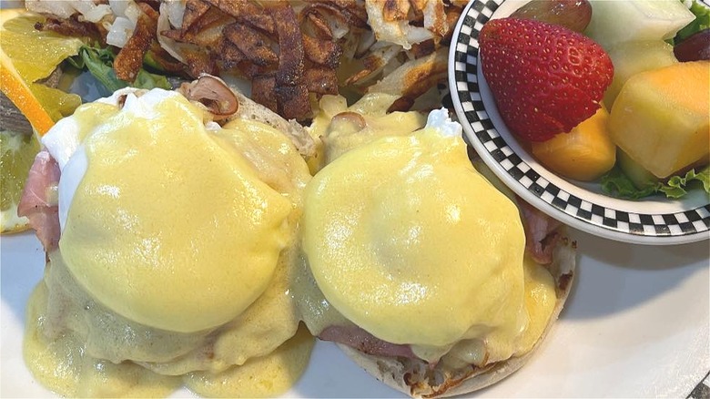 Eggs Benedict with fruit