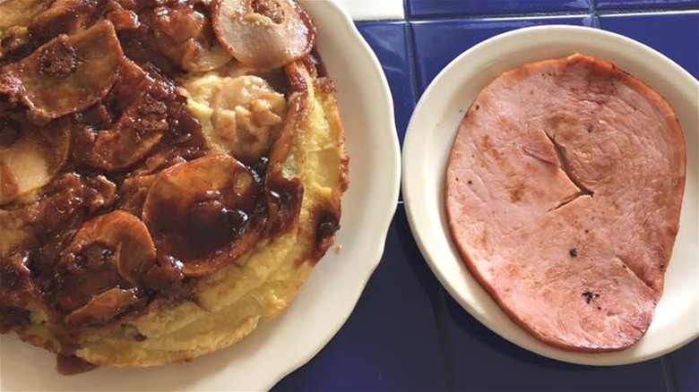 Baked ham with apple pancake