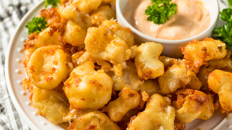 Cheese curds with dipping sauce