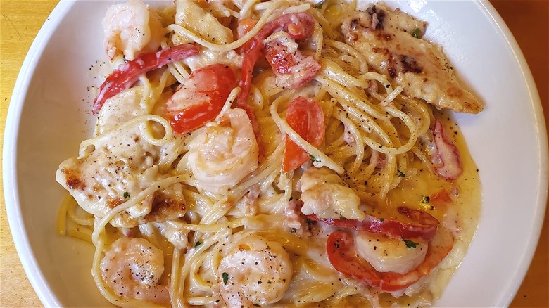 Spaghetti Carbonara white plate