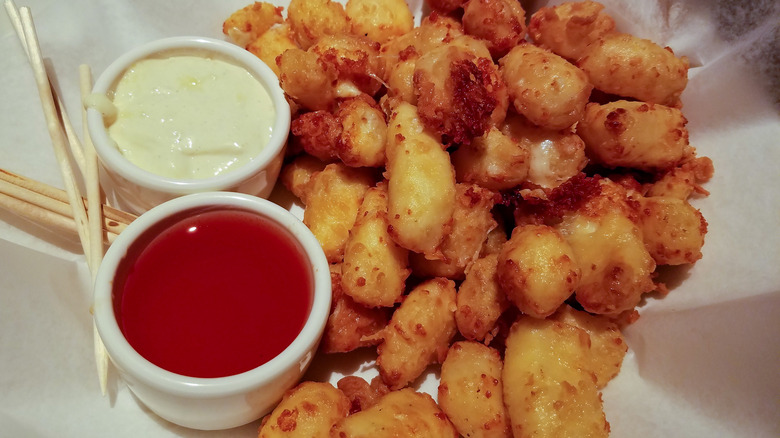 Cheese curds with ranch dressing