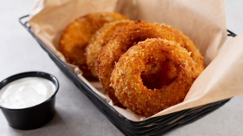 Onion rings with ranch