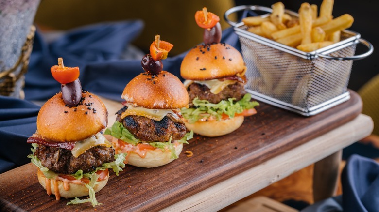 Sliders with fries 