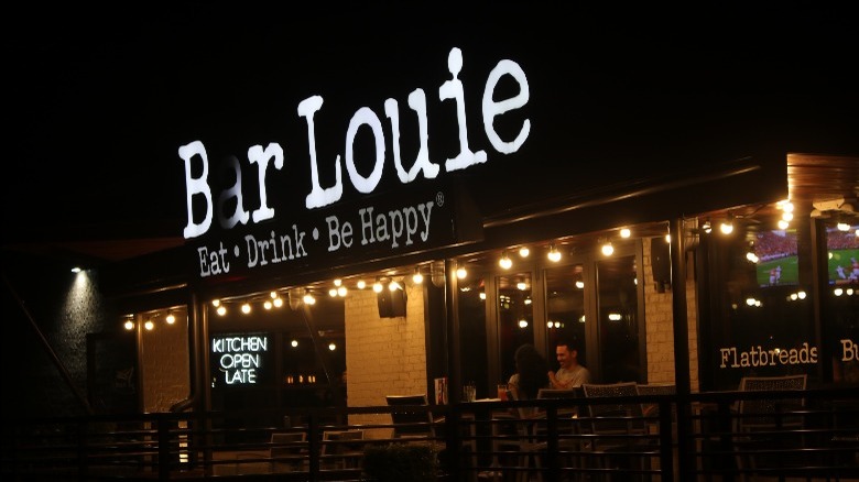 Bar Louie restaurant at night