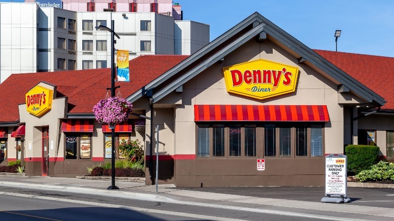 Denny's diner exterior