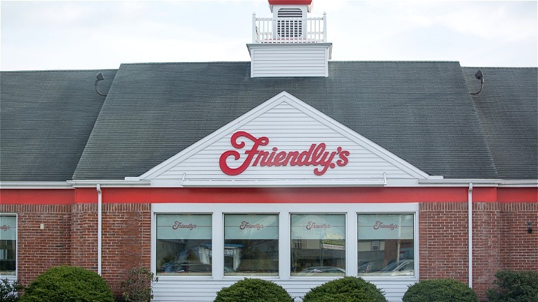 Friendly's restaurant exterior