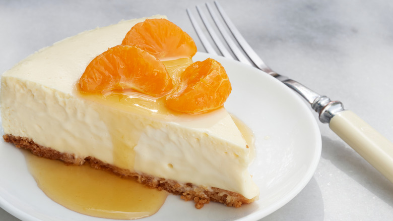 Cheesecake with almond crust 