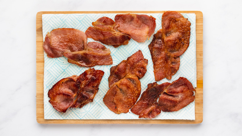 Cooked bacon draining on kitchen paper