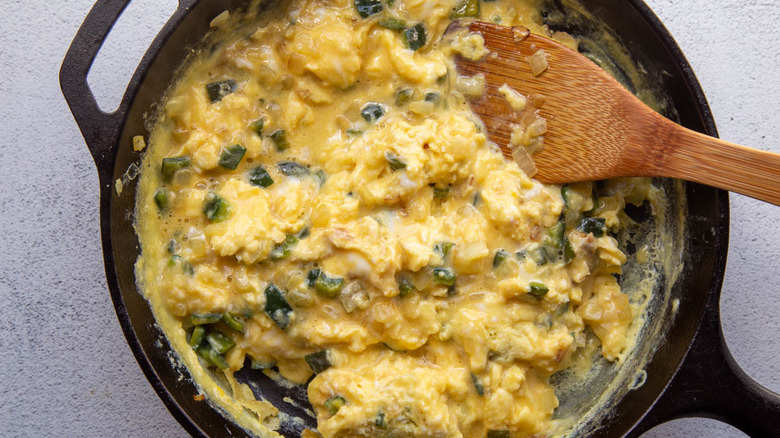 scrambled eggs with green peppers