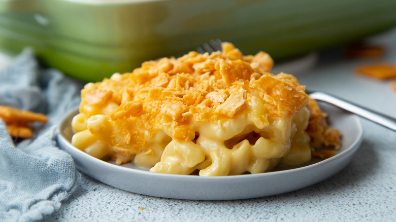 plate of mac and cheese