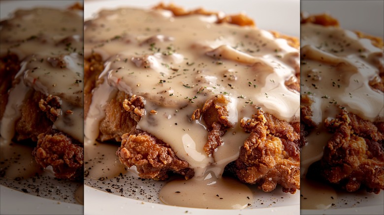 Seasoned gravy on fried meat