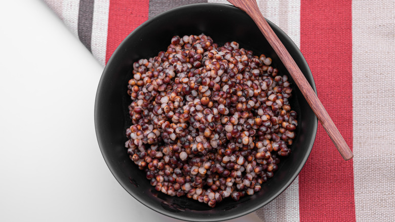 Cooked sorghum grains