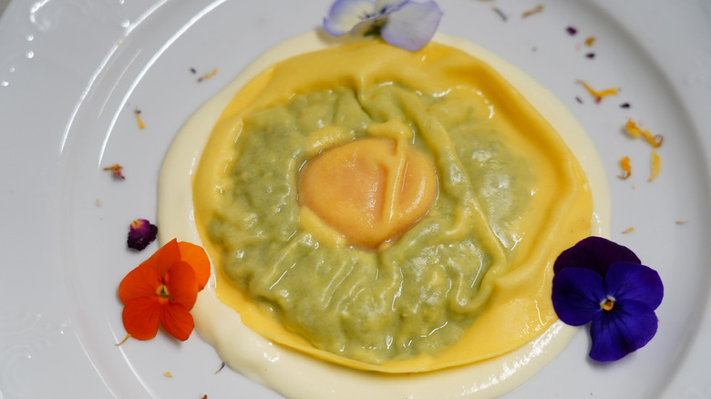 egg raviolo