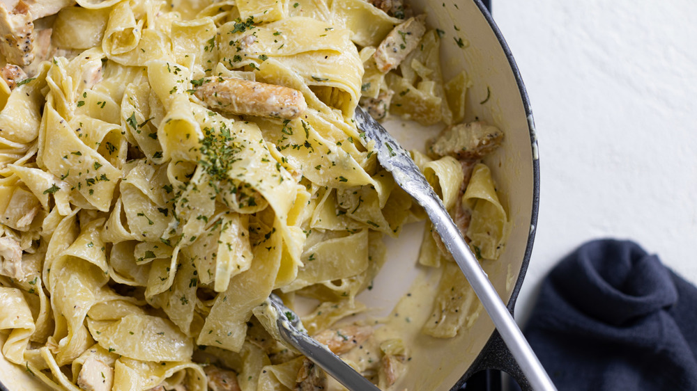 chicken alfredo in pot