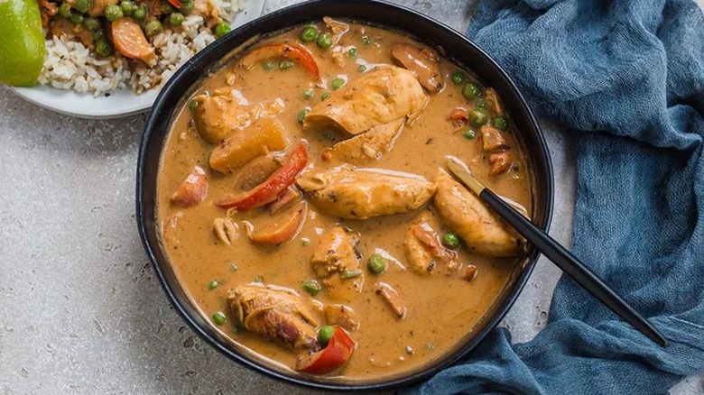 Bowl of chicken and peppers in peanut sauce