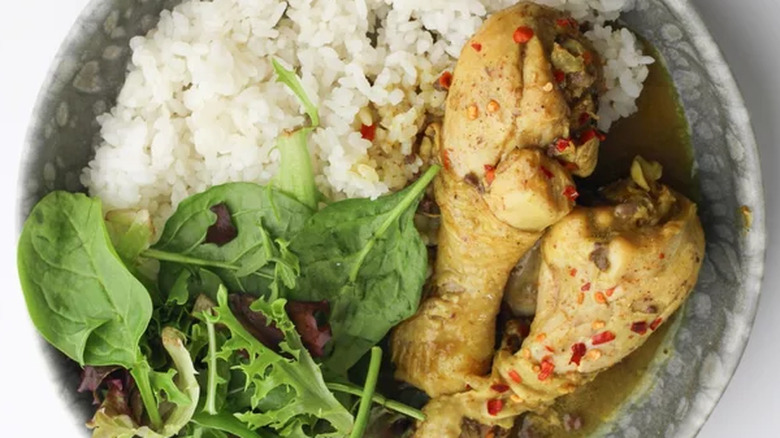 Chicken drumsticks with rice and salad